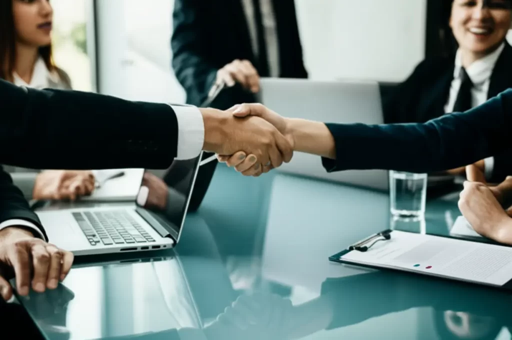 Frases para Enganchar al Cliente: 10 Ejemplos Poderosos para el Cierre de Ventas